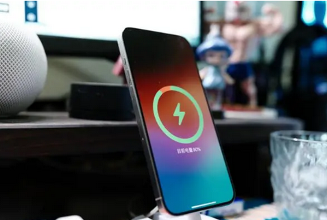 合作苹果15换屏服务分享用什么充电器给iPhone15充电更好 